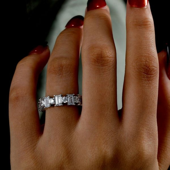 🆕️$1200 3.5 ct Emerald & Round Eternity Simulated Diam - Picture 7 of 7